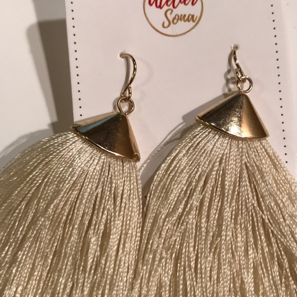 GORGEOUS BRUSHED GOLD CAP CREAM TASSEL EARRINGS!! - Picture 5 of 8